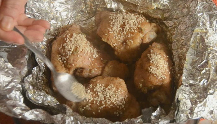 Куриные бедра в духовке — 10 вкусных рецептов запекания