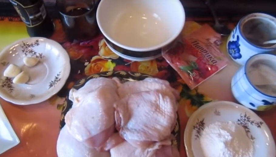 Куриные бедра в духовке — 10 вкусных рецептов запекания