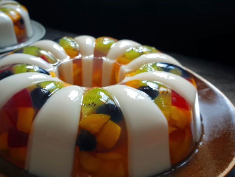 Свежий и летний десерт: красивый фруктовый торт-желе
