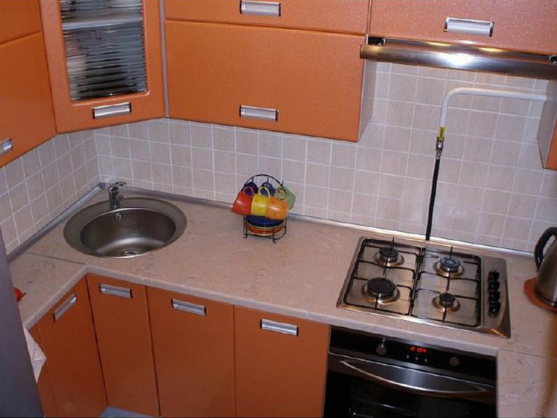 Пример максимально продуманной планировки кухни-малютки: 12 шкафов, холодильник и рабочая зона 80 см