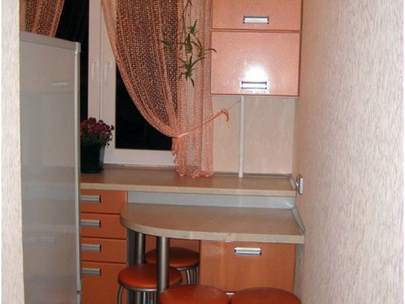 Пример максимально продуманной планировки кухни-малютки: 12 шкафов, холодильник и рабочая зона 80 см