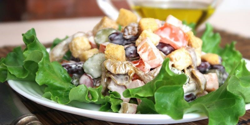 Как приготовить восхитительный салат с сухариками: 9 рецептов