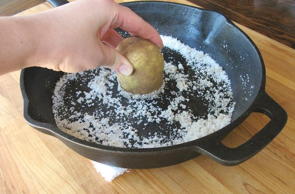 Разрежьте картофель пополам, возьмите немного соли и испытайте на практике это отличное чистящее средство!
