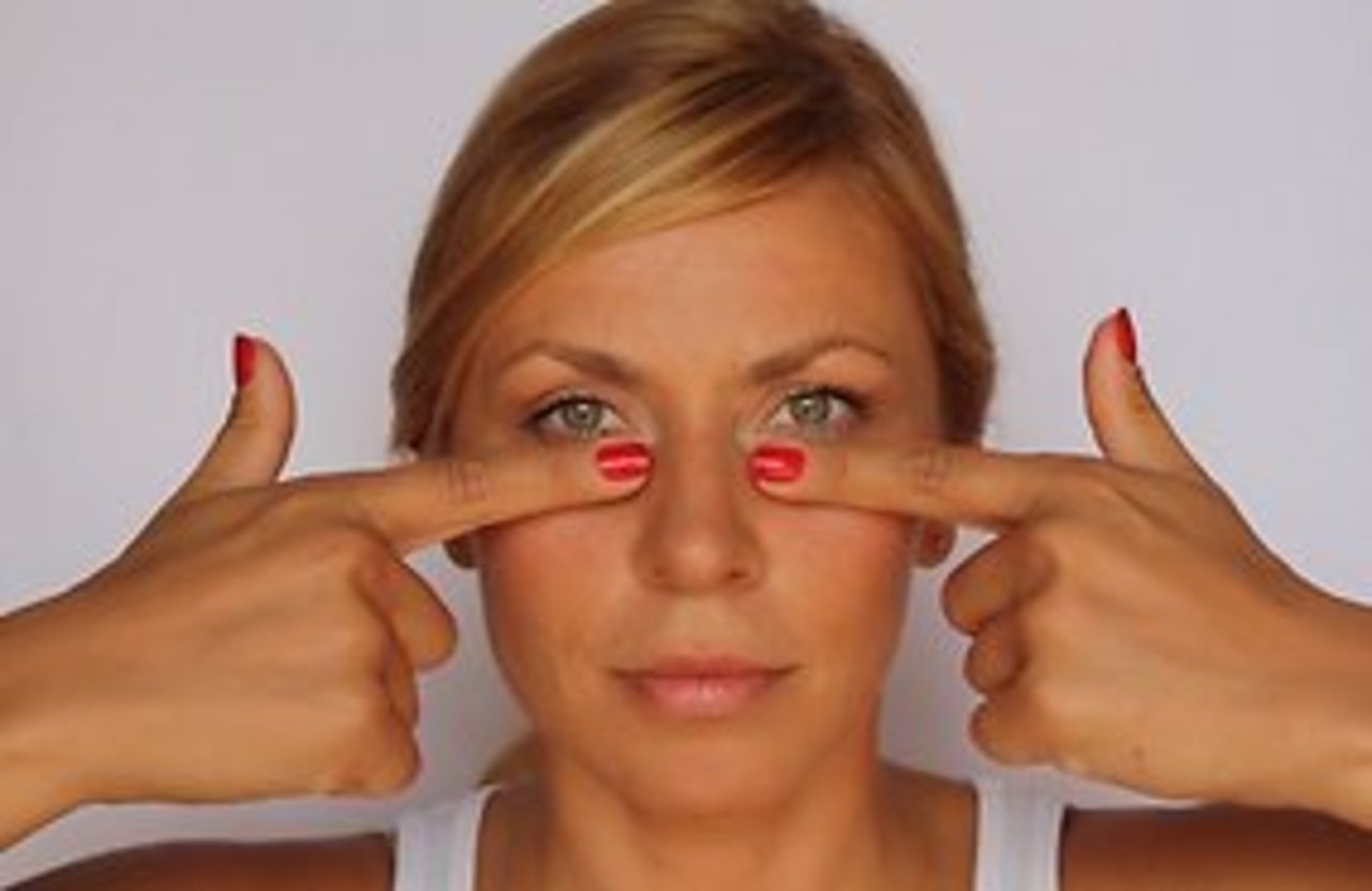 5 проверенных способов, которые уберут синяки, отёки и мешки под глазами