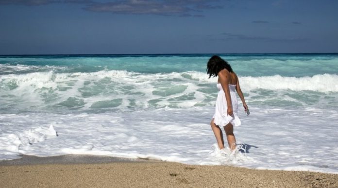 Нейробиологи настоятельно рекомендуют регулярно посещать пляж. Вот почему: