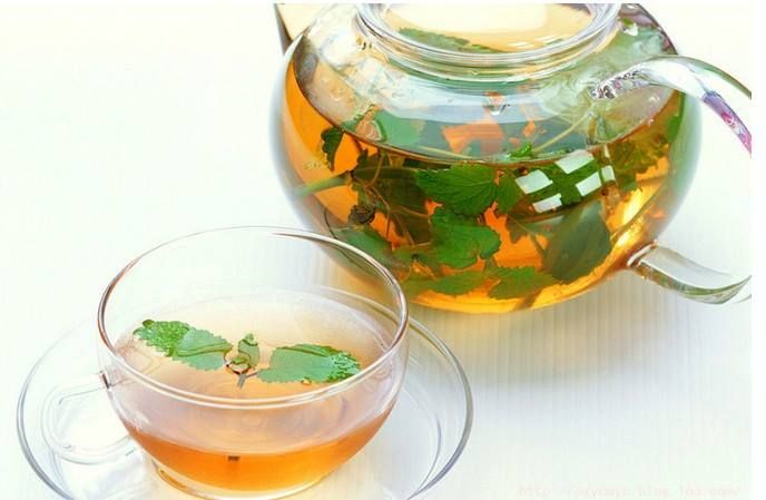 Рецепт детокс-чая, чтобы растопить упрямый живот и убрать бока