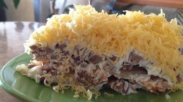 Диетический салат с курицей и грибами на обед