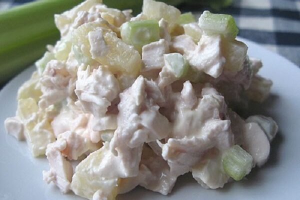 ПП-салат с куриным филе, ананасами и огурцом для легкого ужина!