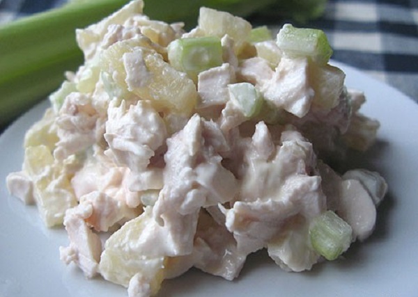 ПП-салат с куриным филе, ананасами и огурцом для легкого ужина!