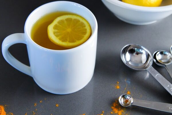 Теплая вода с лимоном и куркумой - лучший утренний эликсир