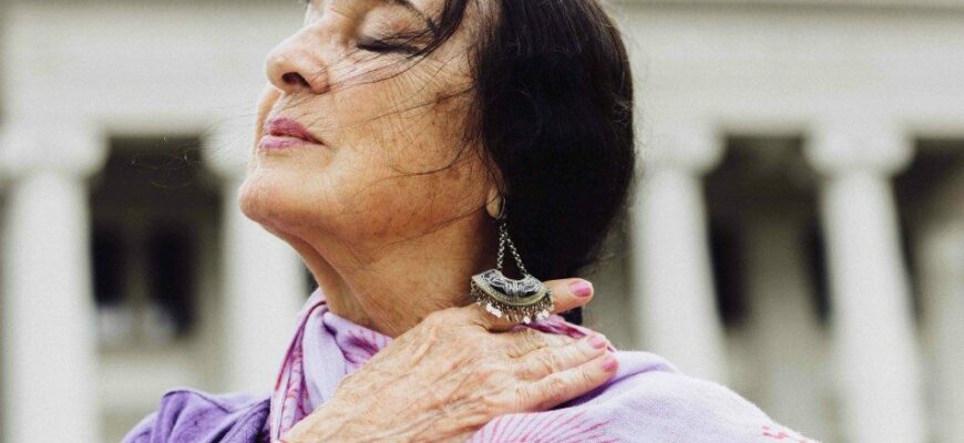 97-летняя танцовщица помнит свои предыдущие жизни и дает удивительно мудрые советы