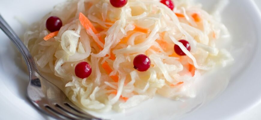 Квашенная капуста - очень полезный продукт. Особенно для женского организма