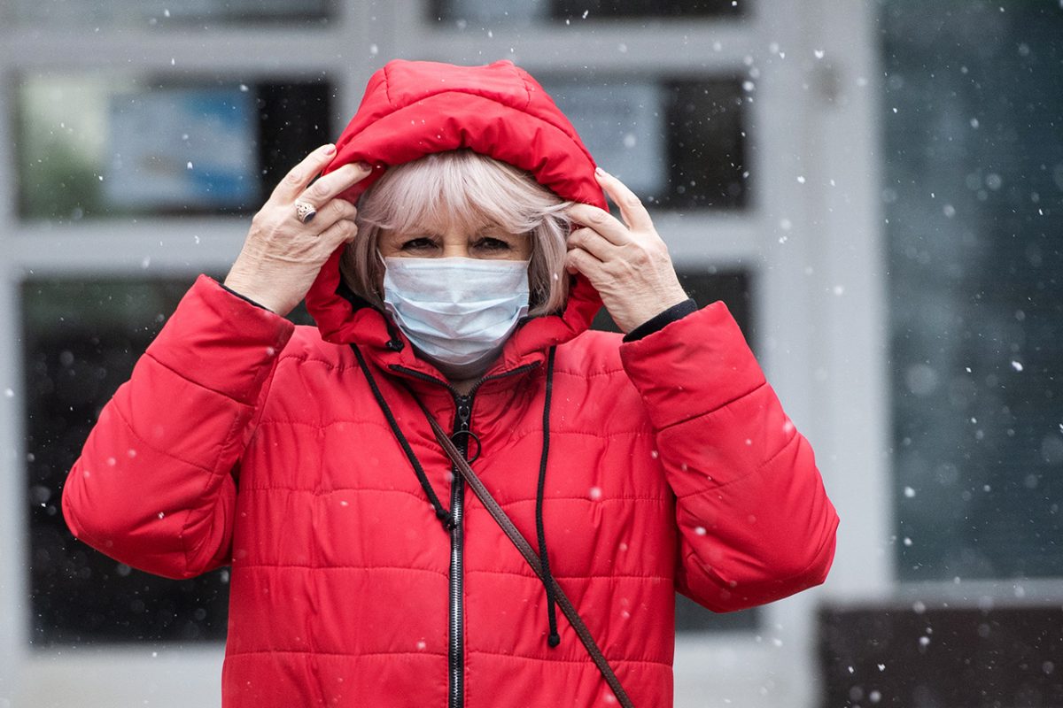Холодная погода и ковид: повышается ли зимой риск заражения коронавирусом?